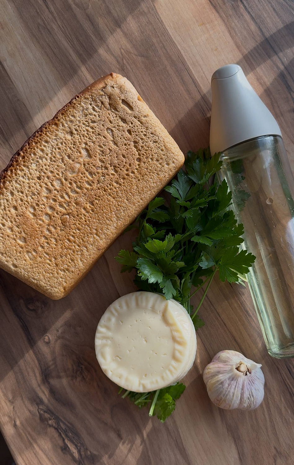 Запечённый хлеб с чесноком и сыром