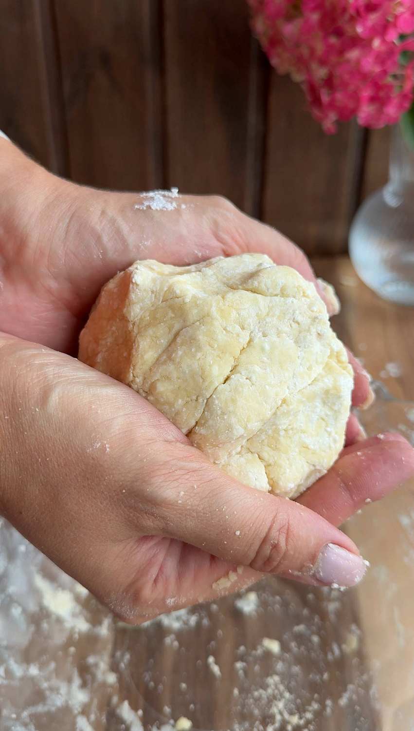 Осенняя галета с помидорами и оливками