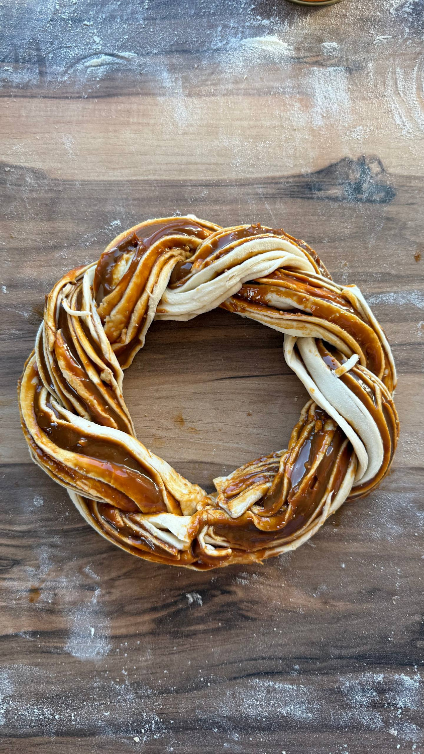 Слоеное дрожжевое тесто с вареной сгущенкой и орехами