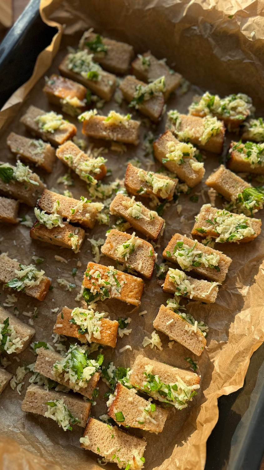 Запечённый хлеб с чесноком и сыром