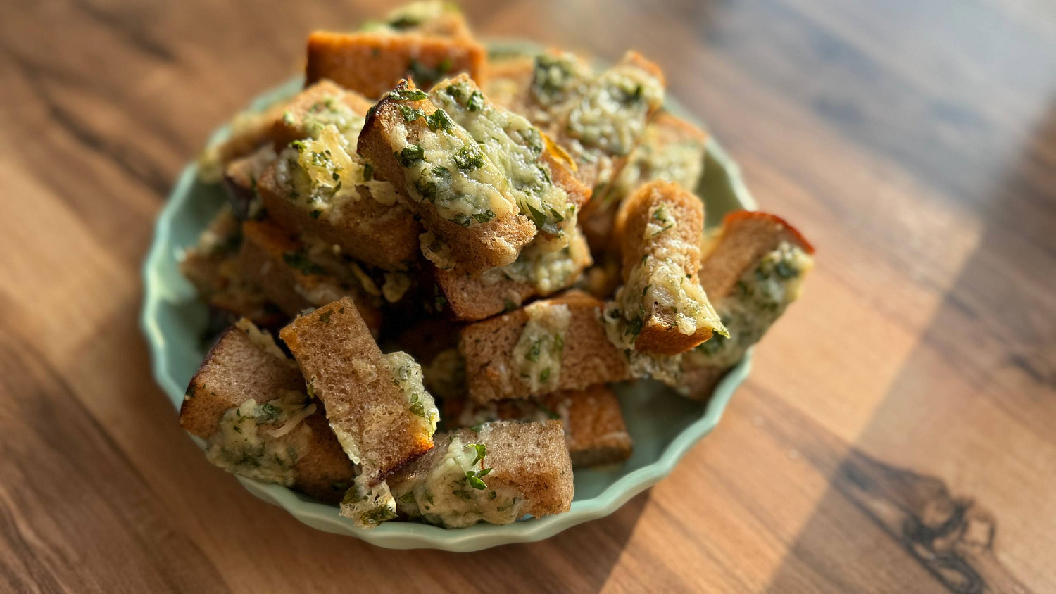 Запечённый хлеб с чесноком и сыром